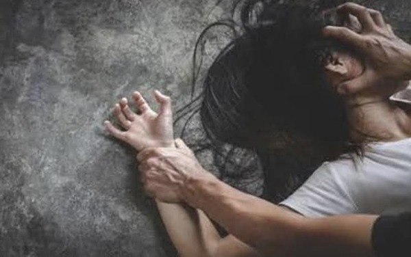 Infeliz asaltó y abusó de una joven en su propia casa