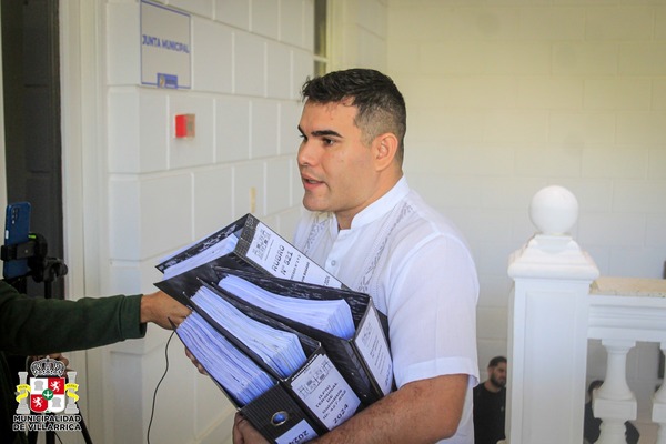 Intendente entregó a la Junta Municipal documentos, que afirma ya se los había presentado antes