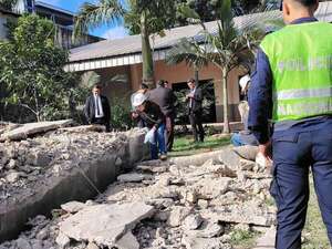 Peritos forenses levantan muestras para determinar la causa del derrumbe de un edificio en Encarnación - Policiales - ABC Color