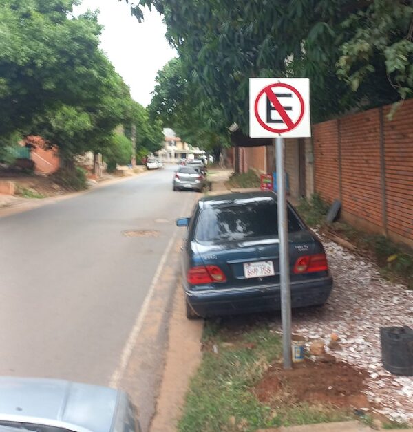 Colocan carteles de prohibido estacionar - San Lorenzo Hoy