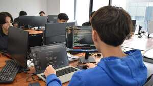 Jóvenes se destacaron en un hackatón para desarrollar proyectos de programación