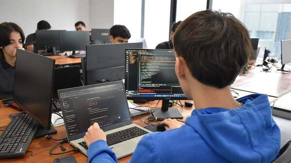 Jóvenes se destacaron en un hackatón para desarrollar proyectos de programación