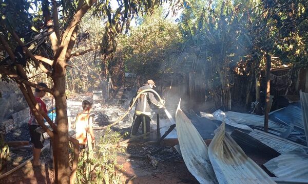 Incendio arrasa con vivienda en el asentamiento de Franco