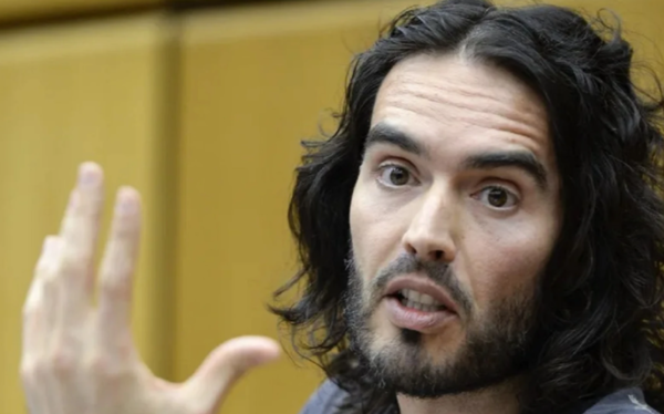 El actor británico Russell Brand fue acusado de presunta violación y agresión sexual a 4 mujeres
