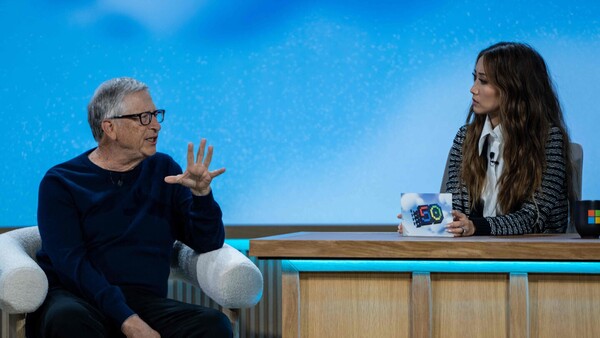 Bill Gates vislumbra el futuro con IA como una compañera en el 50 aniversario de Microsoft