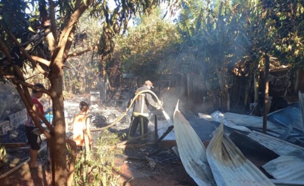 Incendio redujo a cenizas una vivienda en Presidente Franco