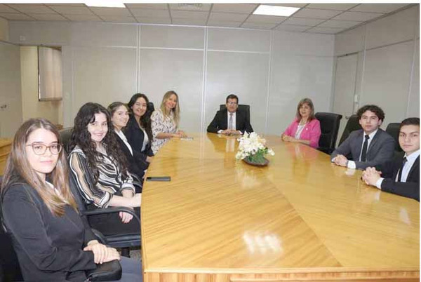 Alumnos de Derecho de la UC visitaron sede judicial de Encarnación