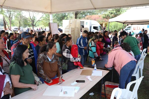 Más de mil atenciones durante una nueva jornada del Día de Gobierno en Alto Paraná - ADN Digital