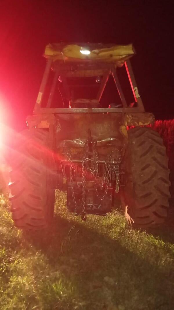Varias personas heridas tras choque de automóvil contra un tractor en Edelira