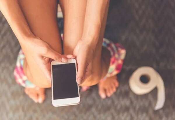 ¿Pasás tiempo sentado en el inodoro revisando el celular? Esto advierte IPS - Nacionales - ABC Color