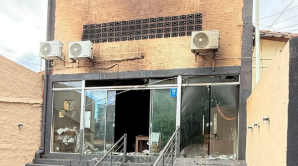 Explosión de garrafa desata incendio en lomitería de Asunción