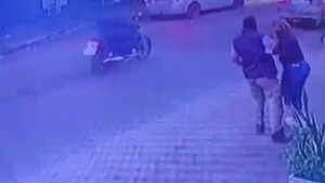 Cámara capta cómo una mujer es agredida en pleno centro de San Lorenzo