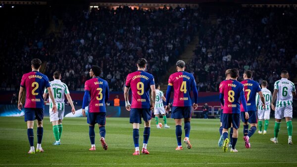El Barça desperdicia una bala para disparar al corazón de LaLiga