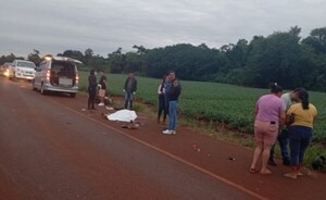 Motociclista muere y pareja resulta herida en violento choque  