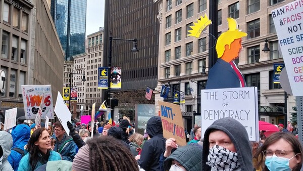 Manifestantes protestan contra los recortes de Donald Trump y Elon Musk en ciudades de todo EEUU
