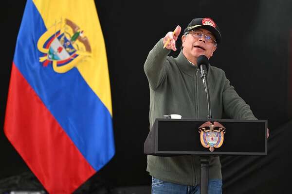 Petro no reconoce el Gobierno de Maduro y afirma que el bloqueo no es una solución - Mundo - ABC Color