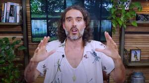 Russell se defiende… o algo así: “Fui un adicto a las drogas, un adicto al sexo y un imbécil”