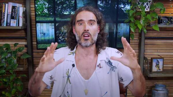 Russell se defiende… o algo así: “Fui un adicto a las drogas, un adicto al sexo y un imbécil”