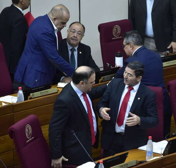 Senado da aumentazo a asistentes fiscales, pero lo reduce y fracciona - Política - ABC Color