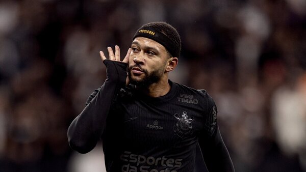 Depay asegura el triunfo de Corinthians ante Vasco