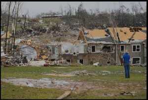 Tornados e inundaciones dejaron al menos 16 muertos en EE.UU. - Unicanal