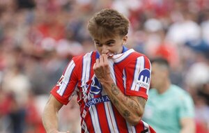 Versus / El Atlético se reengancha a la liga al vencer al Sevilla en el descuento