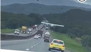 (VIDEO)Avión aterrizó en plena ruta de Santa Catarina