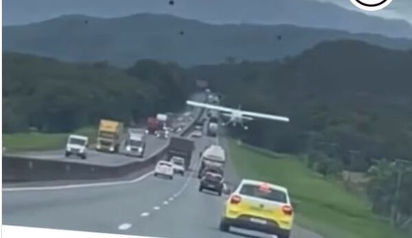 (VIDEO)Avión aterrizó en plena ruta de Santa Catarina