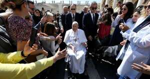 La Nación / El papa Francisco apareció en la plaza de San Pedro