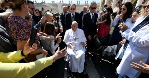 La Nación / El papa Francisco apareció en la plaza de San Pedro