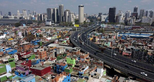La pobreza en Argentina bajó al 38,1% y la indigencia descendió al 8,2%