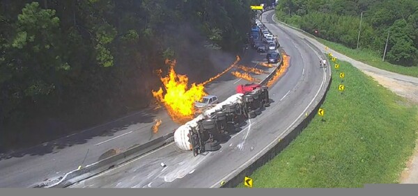 Camión cisterna volcó y explotó sobre una autopista en Brasil - 1000 Noticias