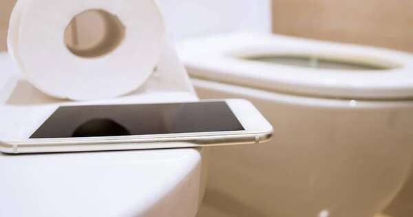 Diario HOY | El peligro de pasar mucho tiempo en el baño con el celular