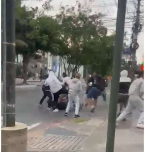 Video: Policía investiga brutal golpiza a un joven en Villa Morra - Policiales - ABC Color