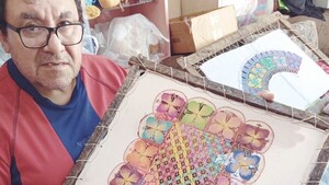 Carpintero colgó su martillo y hoy teje ñandutí desde casa