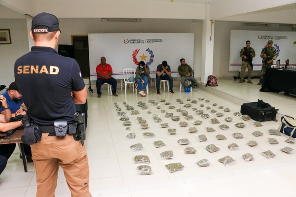 Detienen a proveedores de marihuana "skunk" para el mercado Central - 1000 Noticias