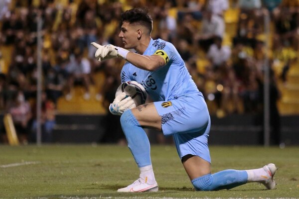 Versus / ¿Después de cuánto se da el doblete de un arquero en el fútbol paraguayo?