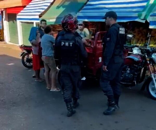 Multa de más de Gs 2 millones a motocarro que descargaba basura en espacio público