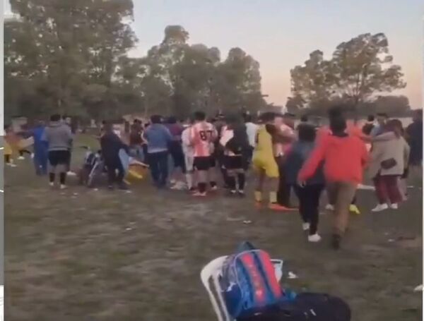 (VIDEO)Torneo interbarrio terminó en moquete