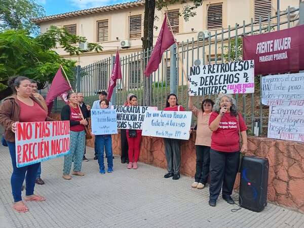 Mujeres se movilizan para exigir salud pública gratuita y de calidad - Nacionales - ABC Color