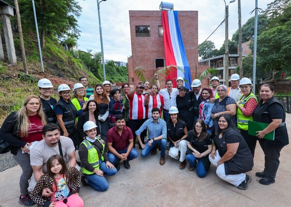 Nueve familias acceden a la casa propia en Chacarita Alta, como parte de las 60 construidas por el MUVH - .::Agencia IP::.