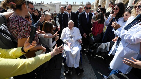 El Papa reaparece y sorprende a los fieles en Plaza de San Pedro
