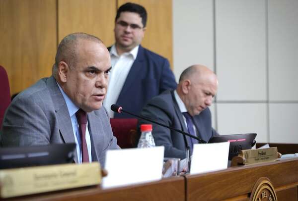 Senadores quieren conformar una CBI para saber cómo les espiaban a ellos y a otras autoridades - Política - ABC Color