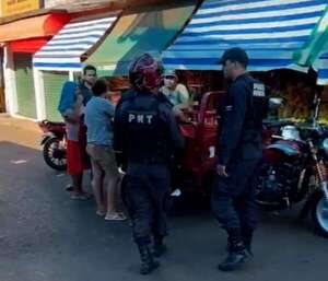 Multan a conductor de motocarro por arrojar basura en espacio público - ABC en el Este - ABC Color