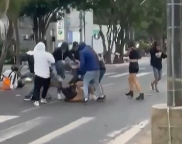 Video: Joven fue brutalmente atacado a la salida de discoteca en Villamorra