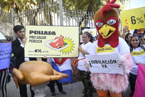 Día Mundial de la Salud: presentan “monumento al pollo” frente al ministerio - Nacionales - ABC Color