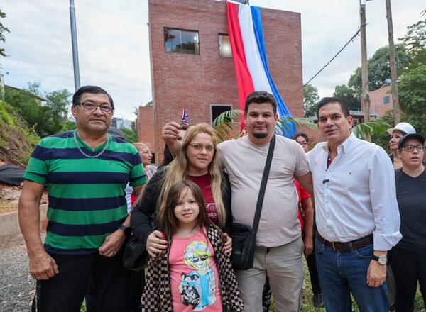 Chacarita Alta: nueve familias reciben sus nuevas viviendas - trece
