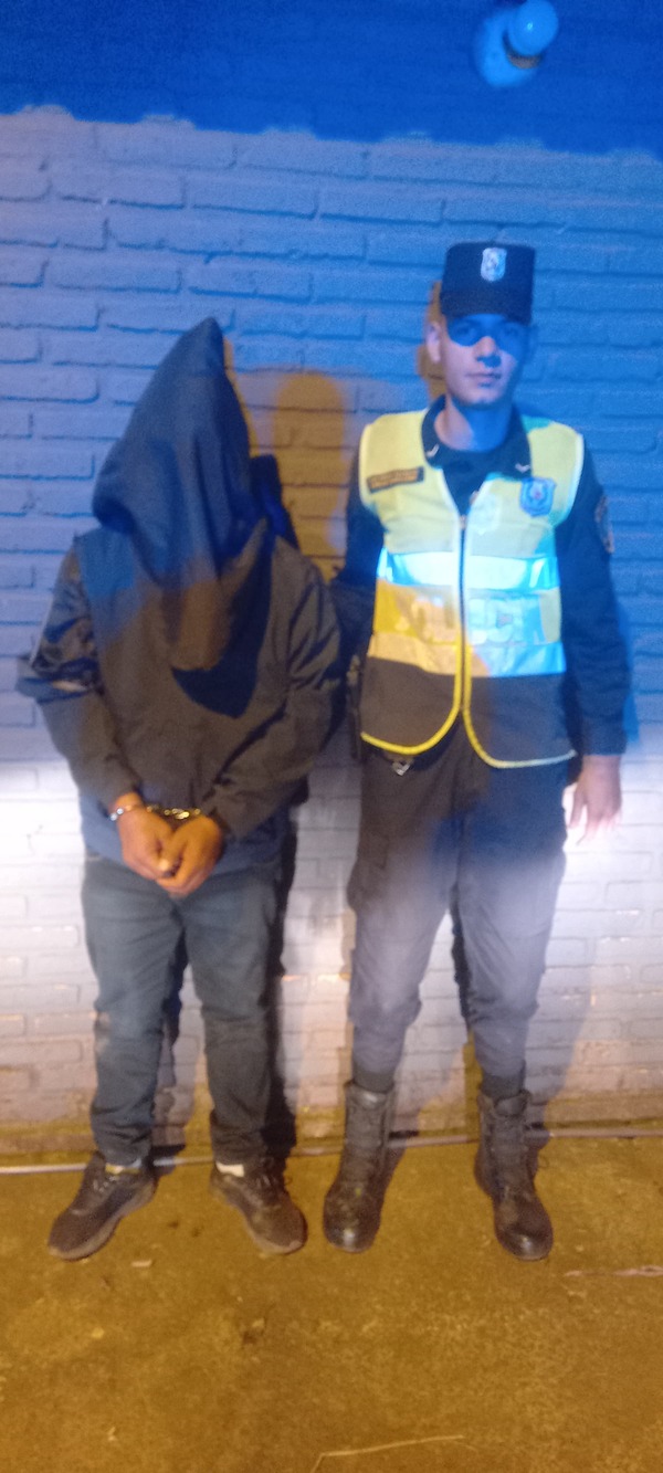 Detienen a un hombre por disturbios y amenazas en una despensa de Capitán Miranda