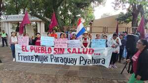Mujeres se manifiestan para exigir mejoras en la atención sanitaria - Nacionales - ABC Color
