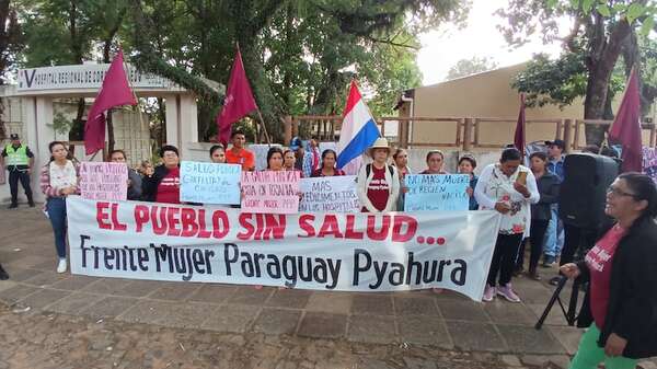 Mujeres se manifiestan para exigir mejoras en la atención sanitaria - Nacionales - ABC Color